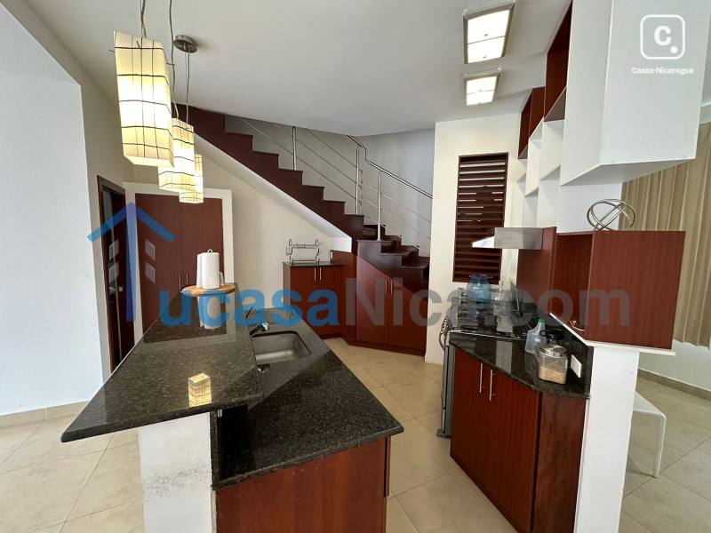 Apartamento en alquiler en Las Colinas, Managua – 2 hab, US$ 1,700/mes