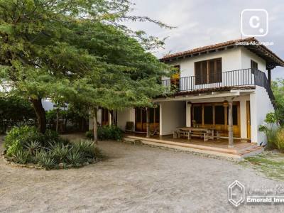 Casa de playa de 3 habitaciones en 1,012 m² con acceso a Playa Popoyo, Tola