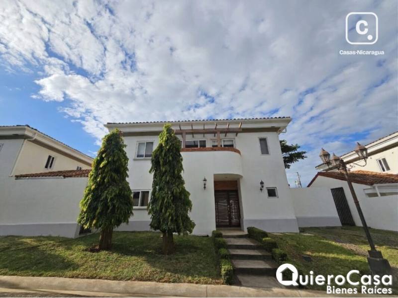 Casa en alquiler en Las Colinas, Managua – 3 hab, Ref QCCJ1201