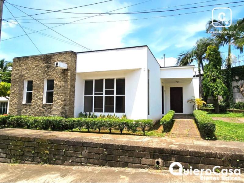 Casa en alquiler en Las Colinas, Managua – 3 hab, US$ 800/mes