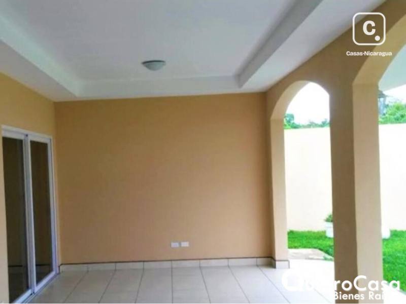 Casa en alquiler en Las Colinas, Managua – 3 hab, US$ 1,300/mes