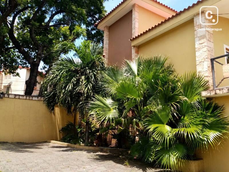 Apartamento en alquiler en Planes de Altamira, Managua – 2 hab, 120 m²