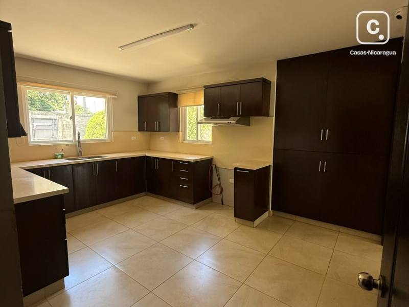 Apartamento en alquiler en Las Colinas, Managua – 4 hab, 300 m², Ref KW2158018579253556