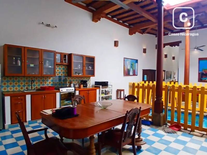 Local comercial en venta en Granada – 216 varas²