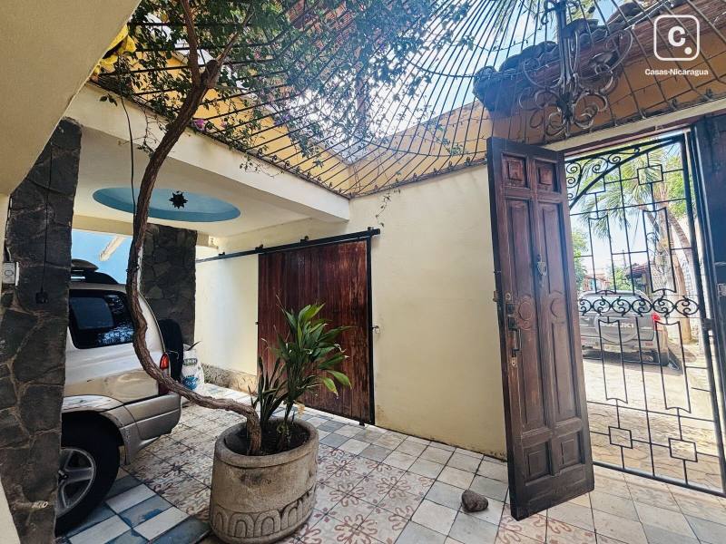 Local comercial en venta en Granada – 556 m²