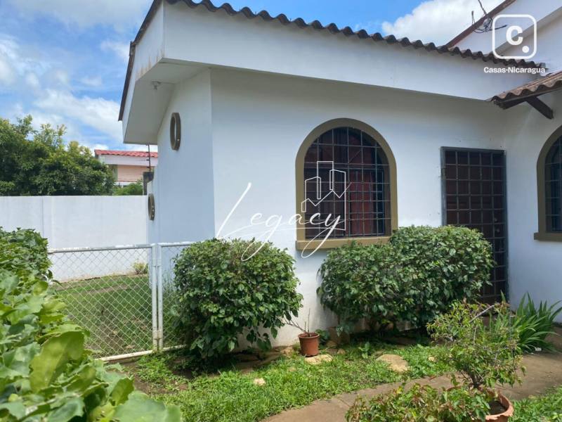 Casa en alquiler en Las Colinas, Managua – 3 hab, US$ 850/mes