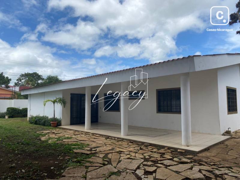 Casa en alquiler en Las Colinas, Managua – 3 hab, US$ 850/mes