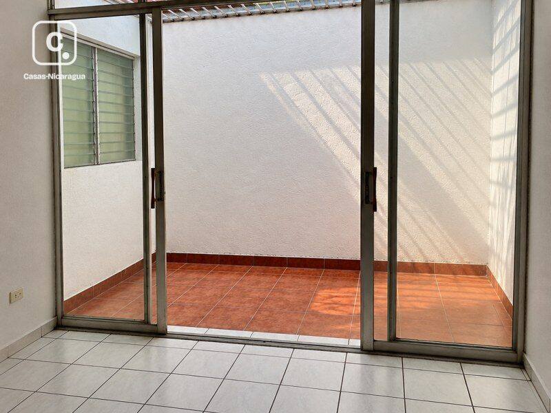 Casa en venta en Los Robles, Managua – 5 hab, 1,495 varas²