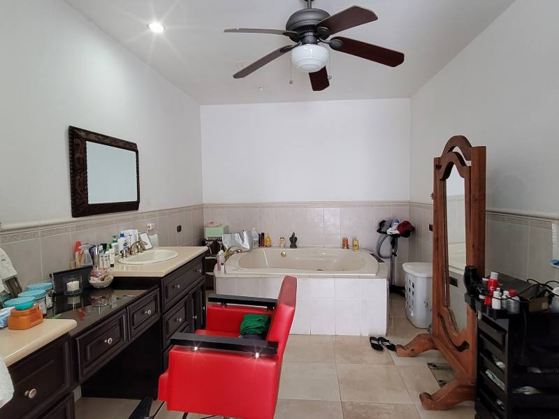 Venta de casa en Los Robles, Managua