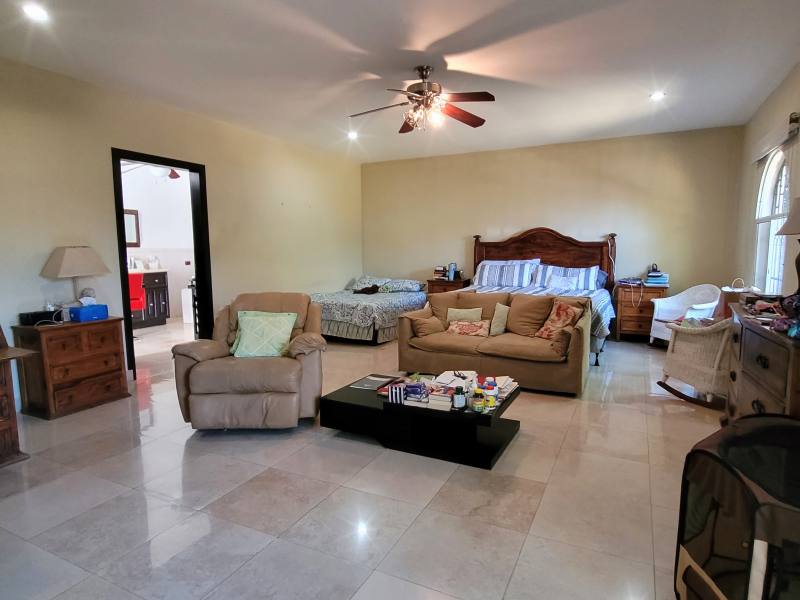 Venta de casa en Los Robles, Managua