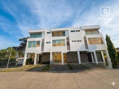 Excelente Casa en venta en Villa Fontana Sur, Managua