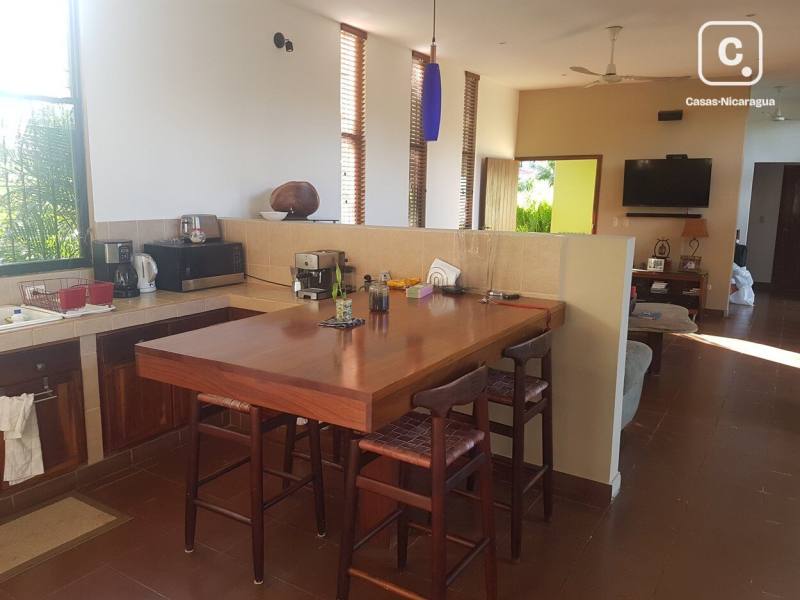 Casa en venta en Carretera Masaya, Managua – 2 hab, 1,236 varas²