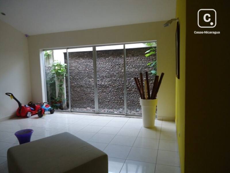 Casa en venta en Pista Jean Paul Genie, Managua – 3 hab, 400 m²