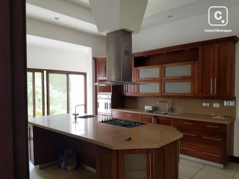 Casa en venta en Villa Fontana, Managua – 5 hab, 720 m²