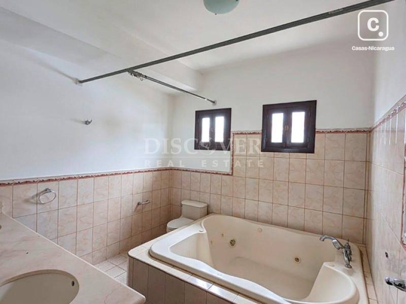 Casa en alquiler en Las Colinas, Managua – 6 hab, 323 m²