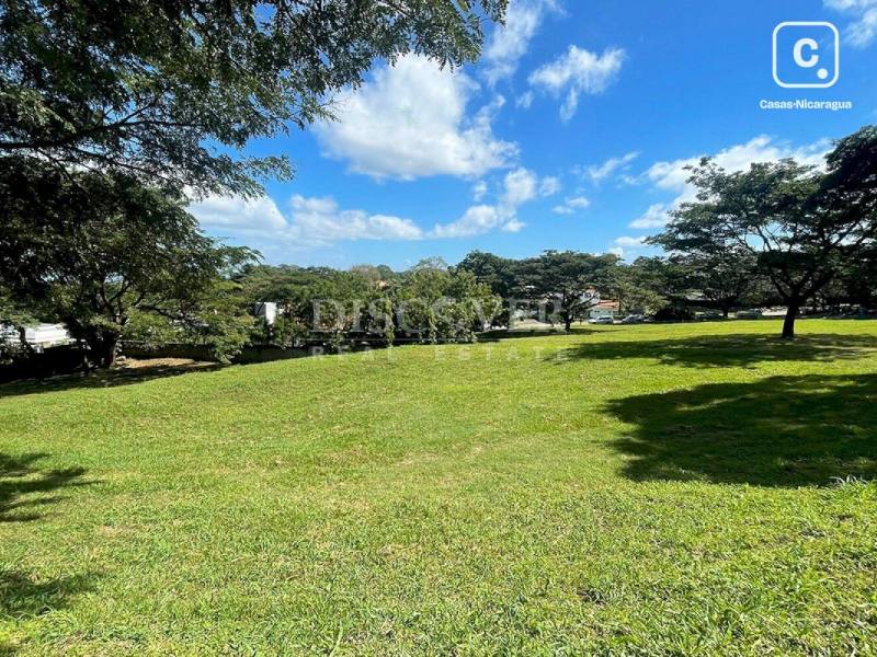 Terreno en venta en Villa Fontana, Managua – 2,183 varas²
