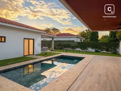 Casa en venta o alquiler en Las Colinas, Managua – 3 hab, 305 m²