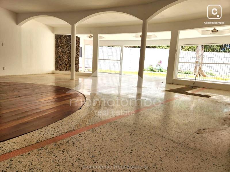 Casa en venta en Los Robles, Managua – 16 hab, 900 m²