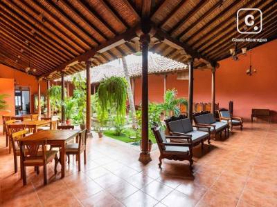 Casa en venta en Granada – 14 hab, 675 m²