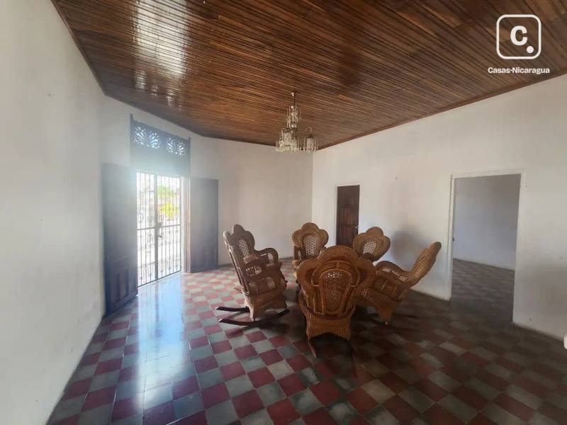 Local comercial en venta en Granada – 168 m²
