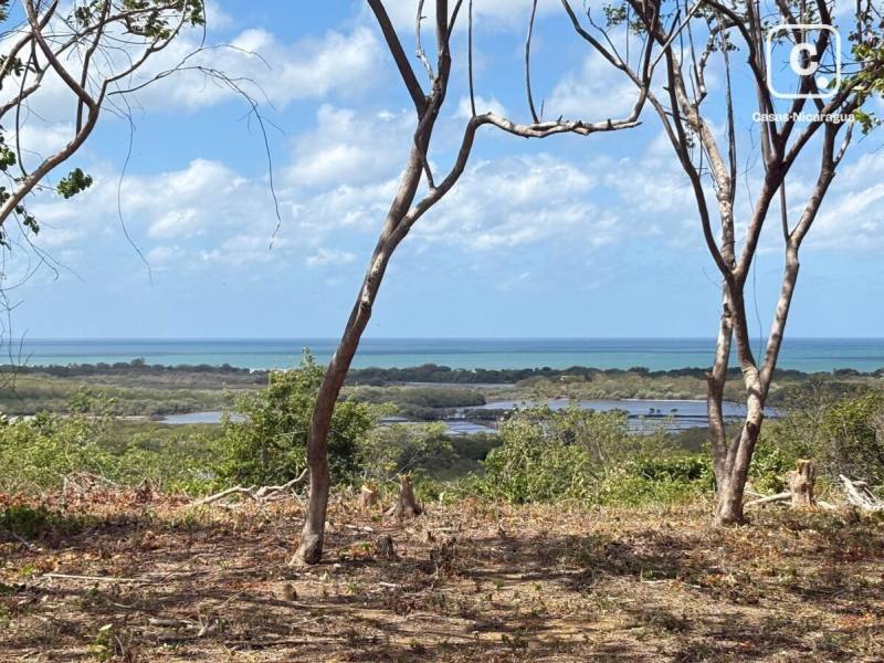Terreno plano de 6,880 m² con vista de 360° en las alturas de Popoyo, Tola