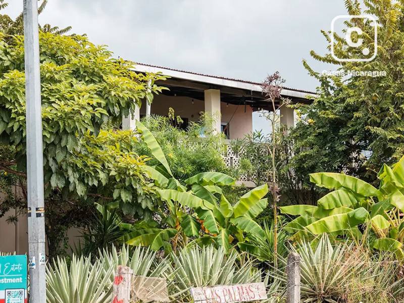 Propiedad con varias unidades de alquiler y restaurante en 1,800 m², Playa Popoyo