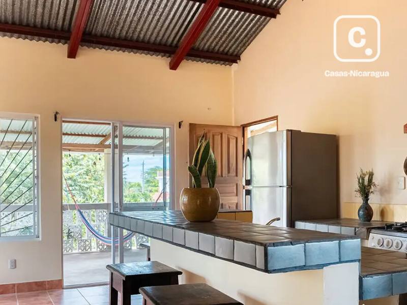 Propiedad con varias unidades de alquiler y restaurante en 1,800 m², Playa Popoyo
