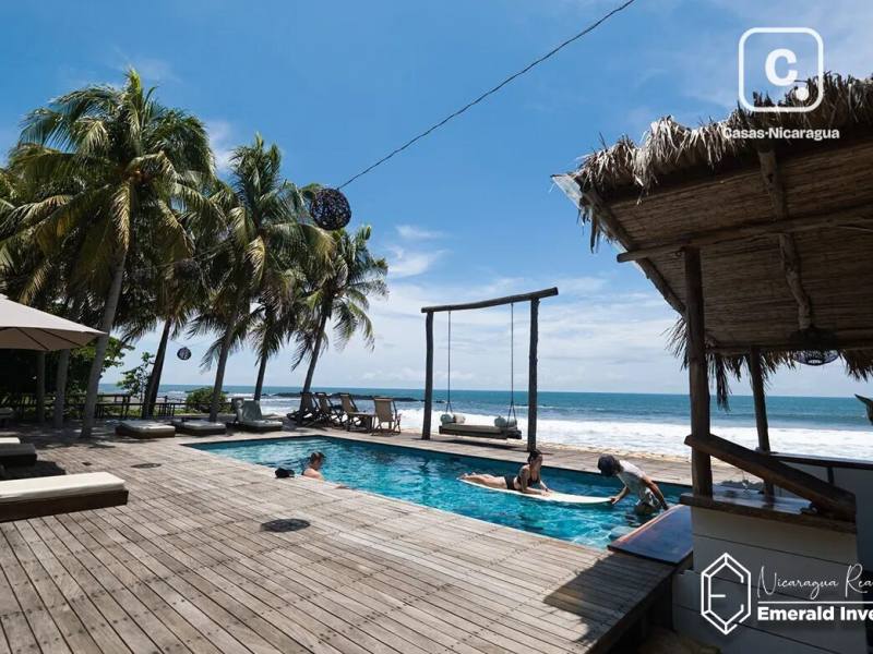 Propiedad con 8 casitas frente al mar en Playa El Tránsito, León