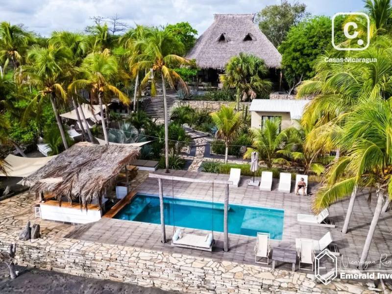 Propiedad con 8 casitas frente al mar en Playa El Tránsito, León