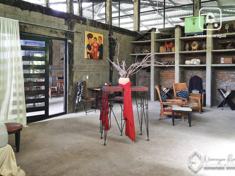 Conjunto de diseño industrial en casi 1 manzana en Diriomo, Granada