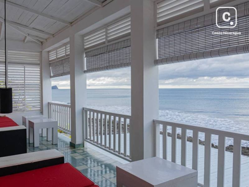 Casa frente al mar de 3,560 m² en dos lotes en Playa Popoyo, Tola