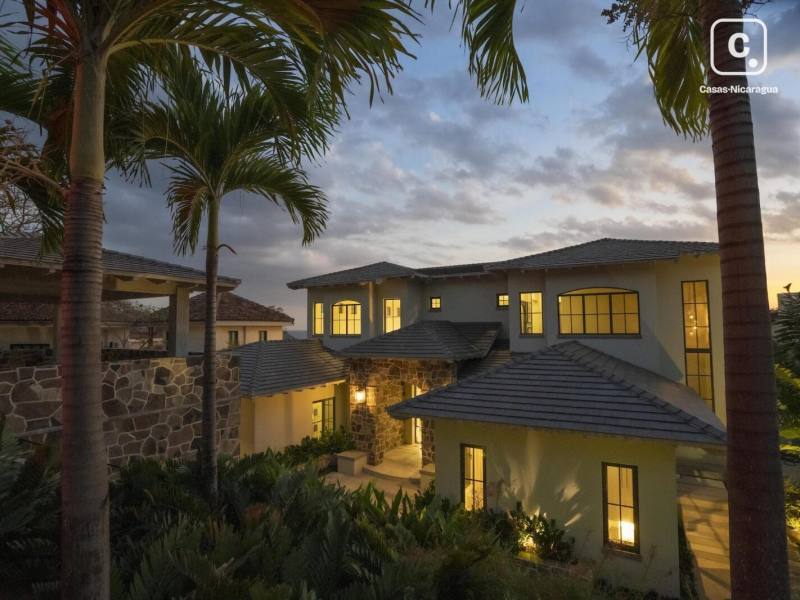 Casa frente al mar de 481 m² con 5 habitaciones en Rancho Santana, Tola