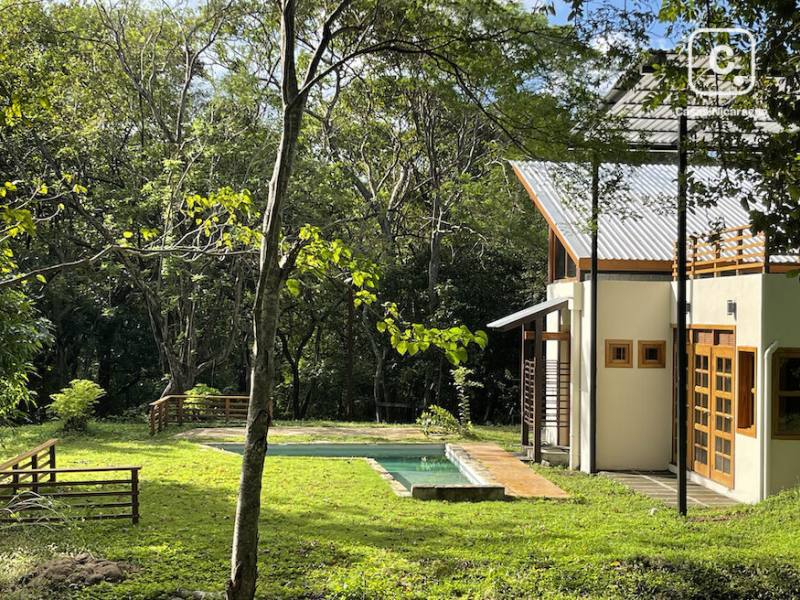 Casa de 2 habitaciones en terreno de 7,916 m² junto a un río, sur de San Juan del Sur