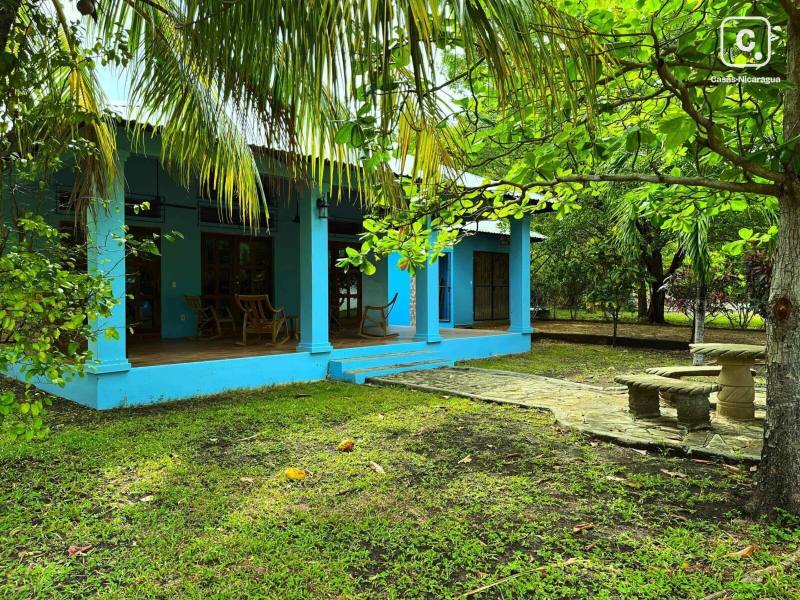Casa de 4 habitaciones en 1,014.78 m² dentro de un resort de surf en Tola