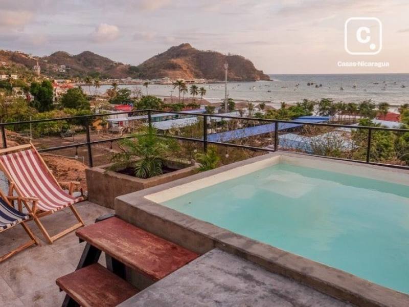 Edificio de 3 apartamentos independientes en 139 m², a dos cuadras de la playa, San Juan del Sur