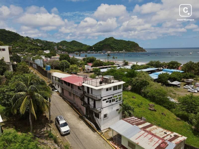 Edificio de 3 apartamentos independientes en 139 m², a dos cuadras de la playa, San Juan del Sur