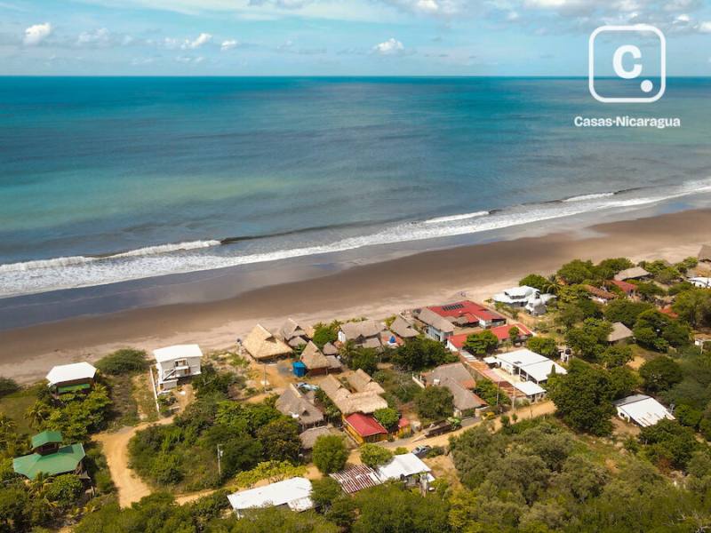 Complejo de 3 casitas en 332 m² frente al mar en Guasacate, Tola