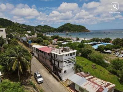 Edificio de 3 apartamentos independientes en 139 m², a dos cuadras de la playa, San Juan del Sur