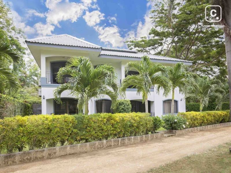 Edificio de 4 condominios en 771 m² y 342 m² de construcción, Hacienda Iguana, Tola