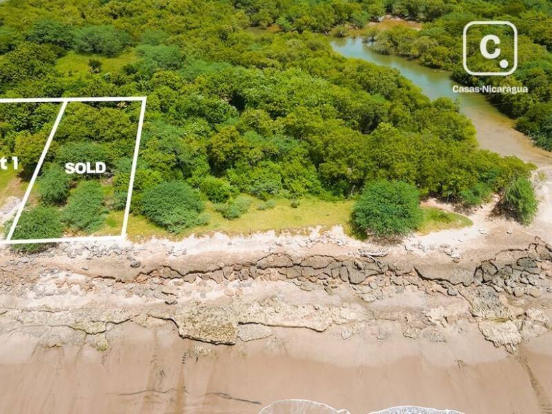 Terreno frente al mar de 660 m² con 13.7 m de playa en Playa Popoyo, Tola