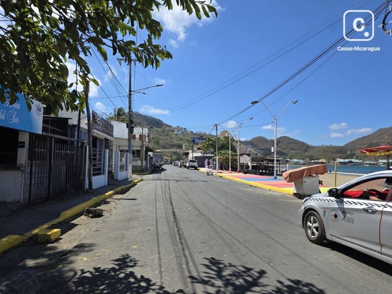 Lote esquinero de 287.64 m² frente al mar en el centro de San Juan del Sur