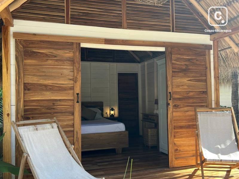 Lodge de 5 habitaciones en 1,153 m² a 600 metros de la playa, Tola