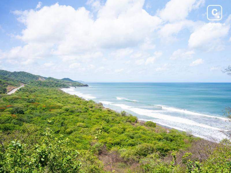 Terreno de 116,536 m² (28.8 acres) con frente de playa en Tola