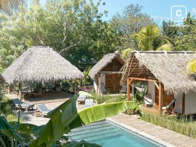Lodge de 5 habitaciones en 1,153 m² a 600 metros de la playa, Tola
