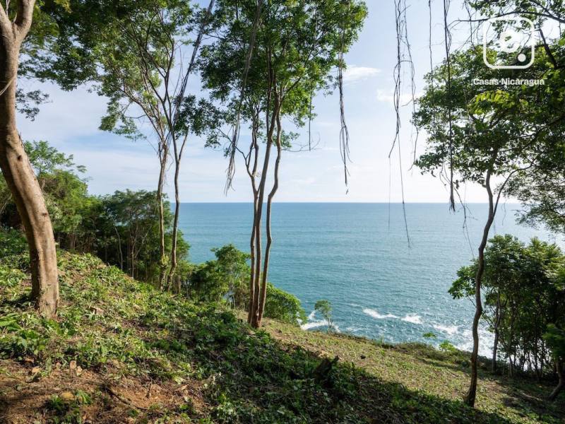 Lote de 2,590 m² sobre Playa Rosada en Rancho Santana, Tola