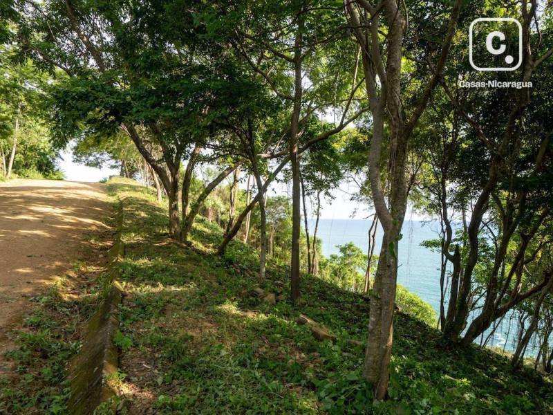 Lote de 2,590 m² sobre Playa Rosada en Rancho Santana, Tola