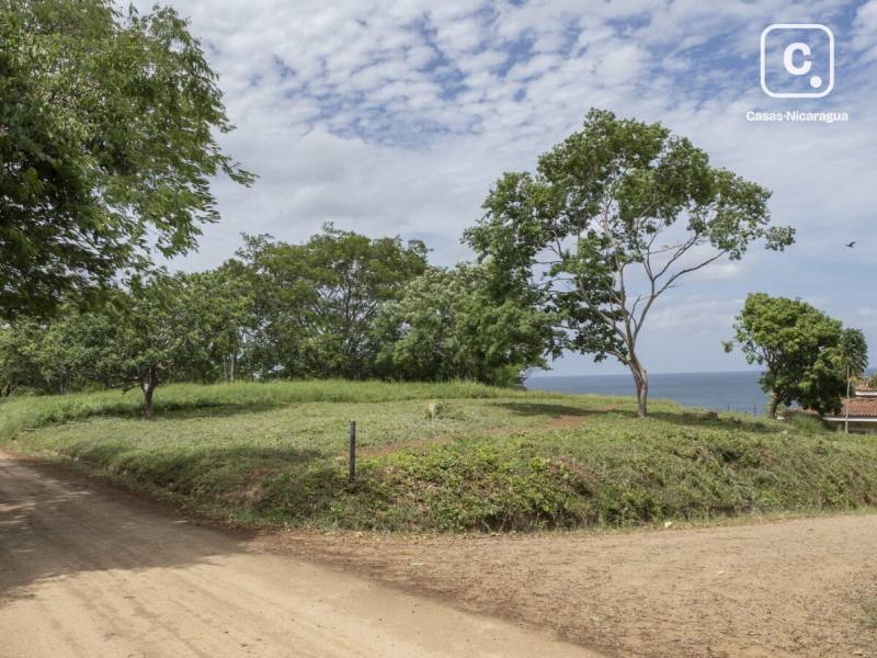 Lote esquinero de 972 m² en Rancho Santana, Tola