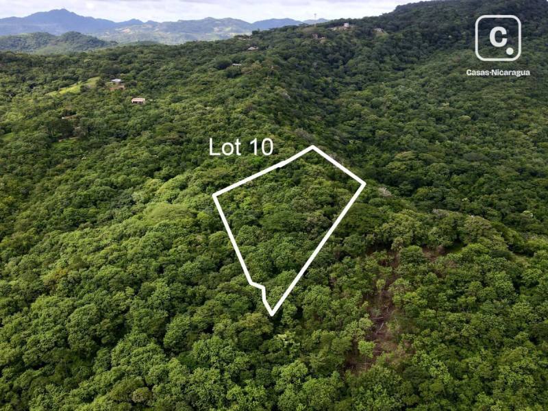 Terreno de 21,929 m² en comunidad fuera de red en Escamequita