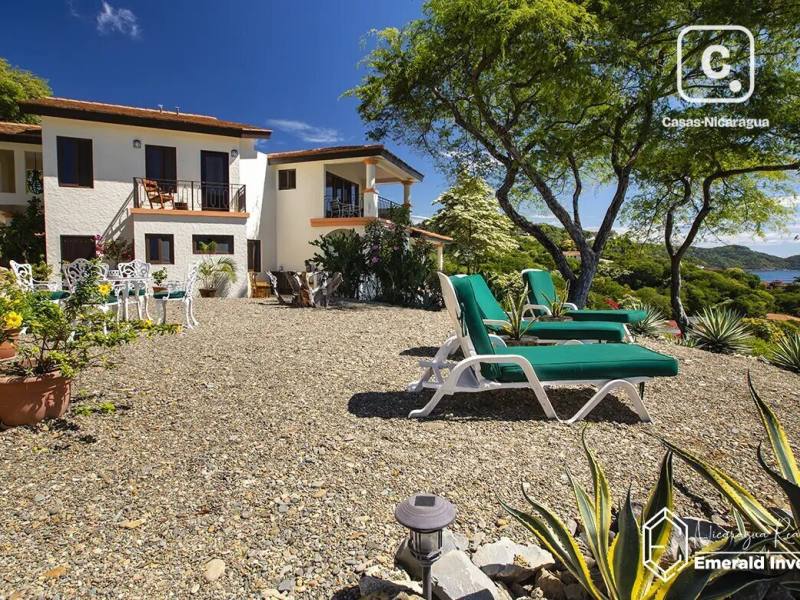 Casa de 4 habitaciones en lote doble de 8,093 m² en Playa Rosada, Rancho Santana