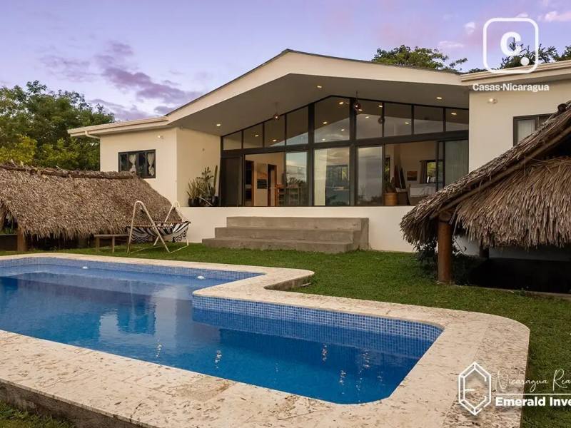 Casa de 3 habitaciones en 15,252 m² con piscina y terreno de expansión, San Juan del Sur